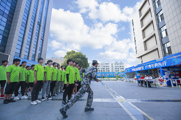 沙場(chǎng)秋點(diǎn)兵，口號(hào)震天響